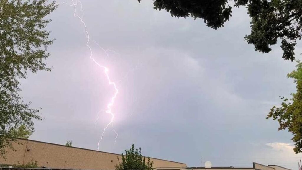 336 Lightning Strikes Recorded Across Oregon and Washington Overnight