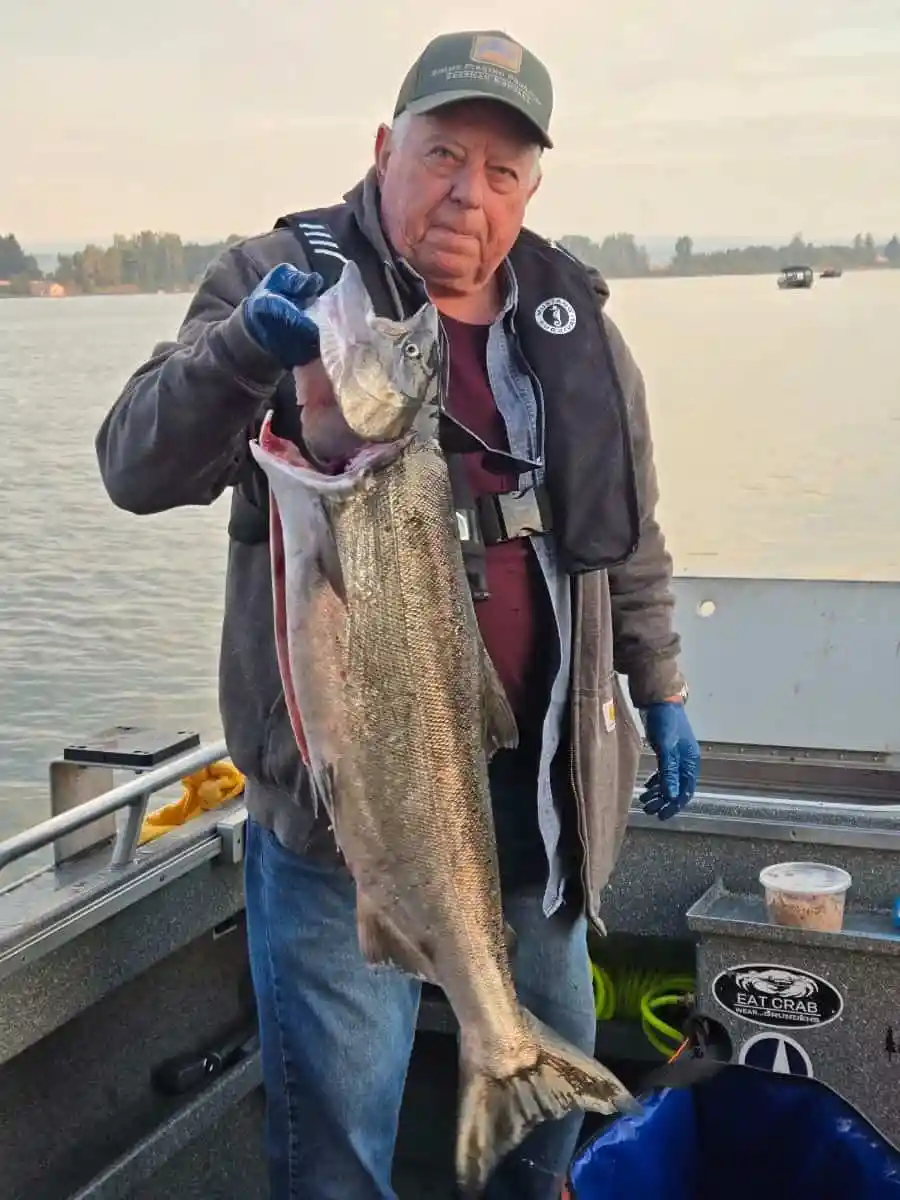 Oregon Fishing Report: Fall Chinook Surge & Trout Hotspots