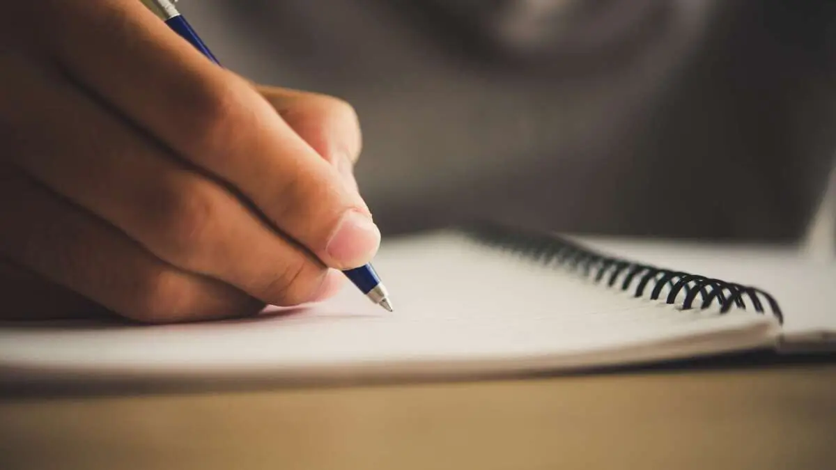 What does it mean if you underline your name in your signature, according to psychology