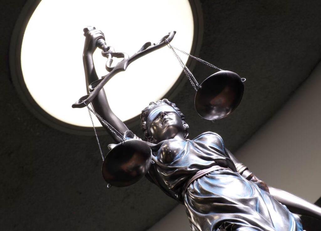 Here’s an 800-word news summary of the story you shared, written in clear, professional style while keeping all key details and courtroom drama intact: