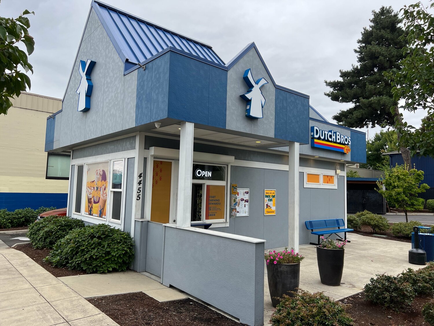 ICE Agents Hold Teens at Gunpoint at Oregon Coffee Shop