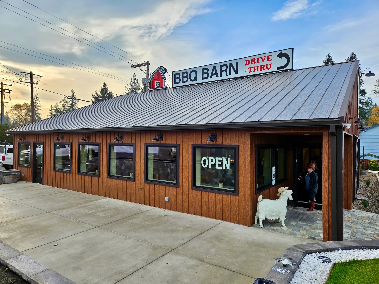 BBQ Barn Opens in Estacada, Bringing Slow-Smoked Flavor and Community Spirit